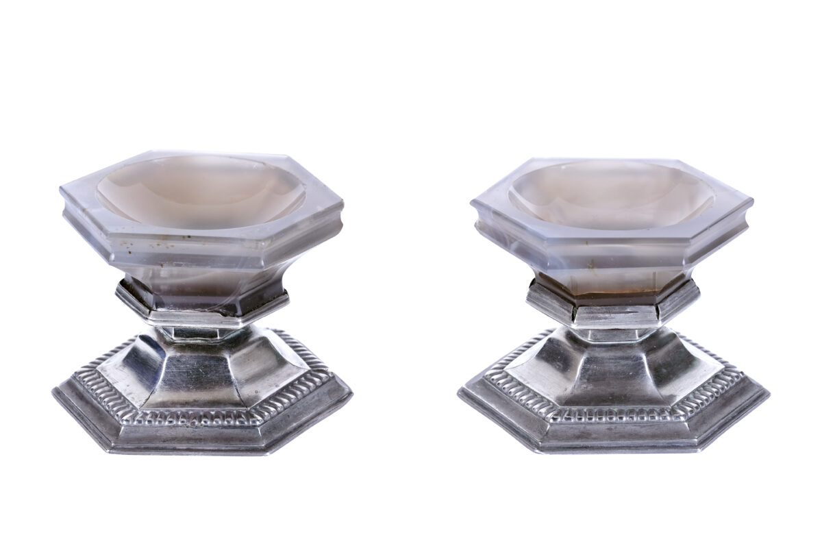 Paire de salières, Nicolas Sainctelette (vers 1656-1712), vers 1695, argent et agate, inv. 2022.2.1